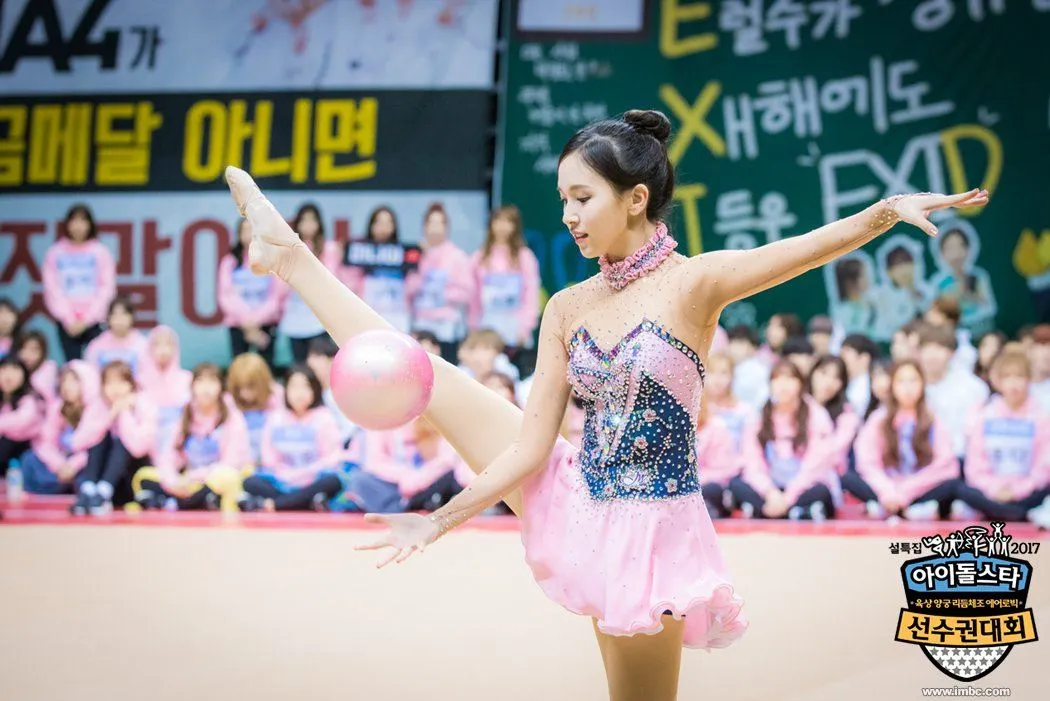 Mina TWICE tunjuukkan gerakan-gerakan yang indah. / © via koreaboo.com