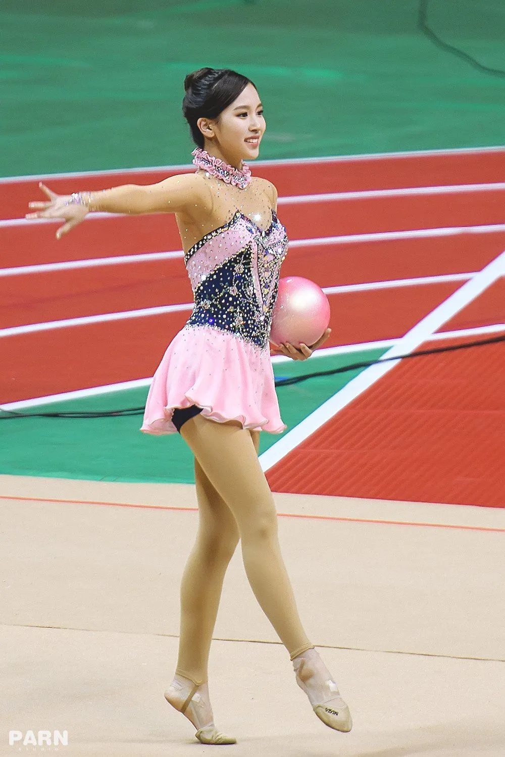 Mina TWICE tampil mempesona dalam kompetisi senam ritmik. / © via koreaboo.com