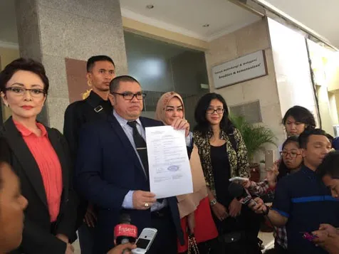 Minati bersama kuasa hukumnya melaporkan Roy Tobing atas tuduhan pencemaran nama baik © KapanLagi.com®/Fikri Alfi Rosyadi