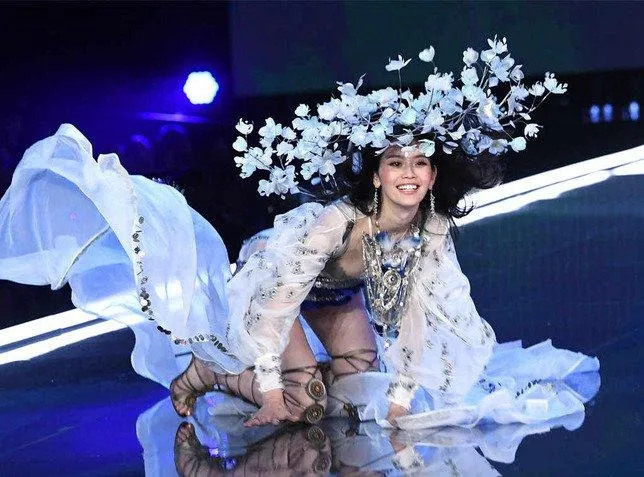 Ming Xi jatuh di atas catwalk © instagram.com