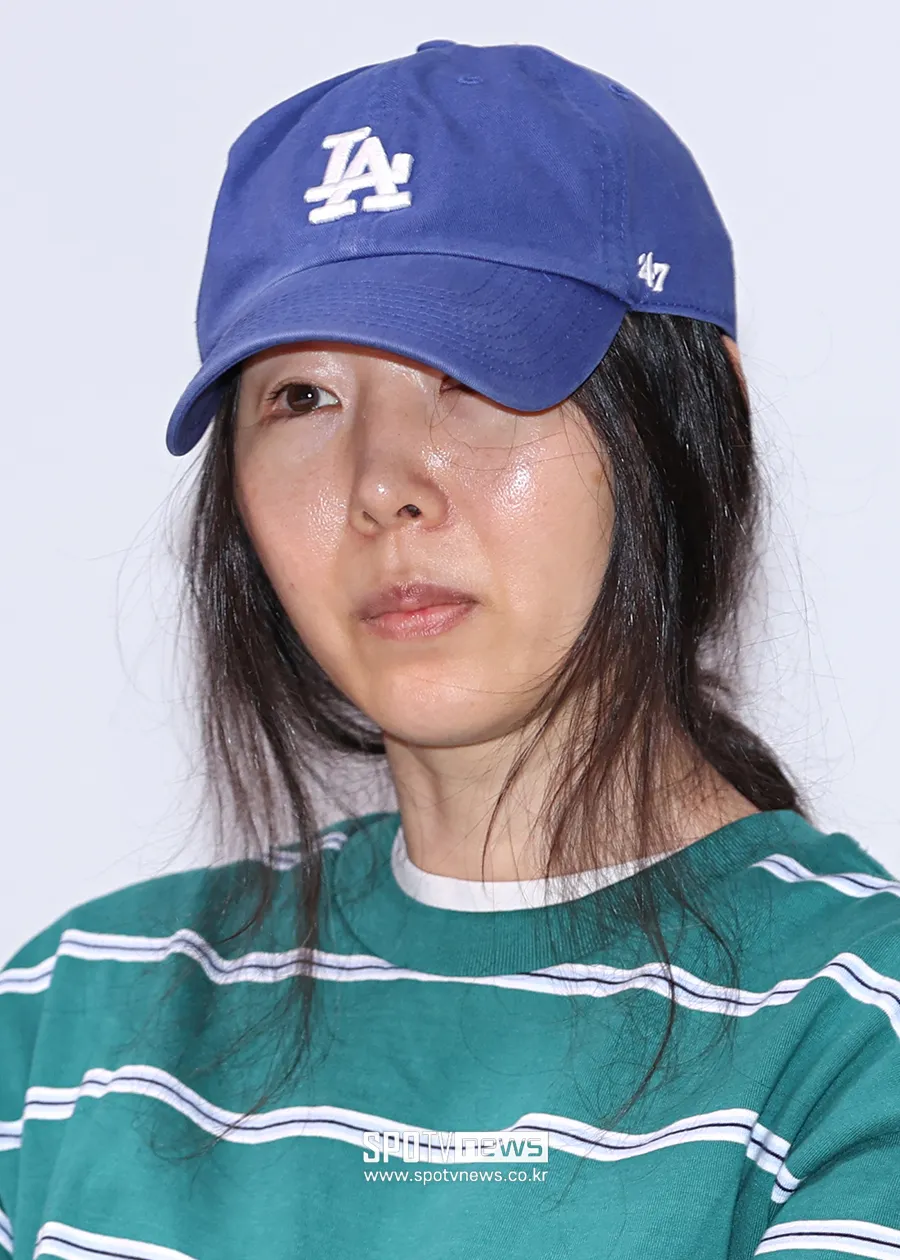 Yang dipakai Min Hee Jin sendiri adalah koleksi Organic cotton border long sleeve cut and sew.