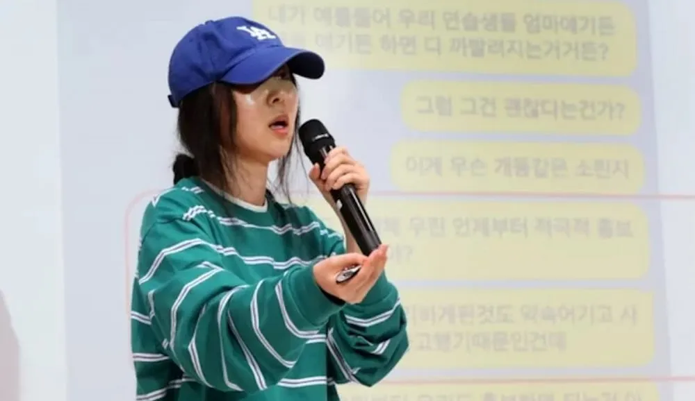 Awalnya ada yang bilang kalau penampilan Min Hee Jin dengan kaos lengan panjangnya ini kurang layak sebagai seorang CEO.
