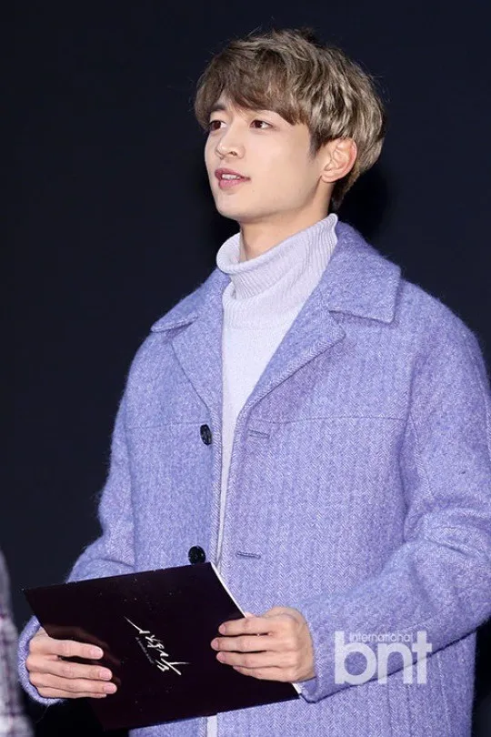 Minho masih menghadiri kegiatan kampus meski sudah lulus © koreaboo.com
