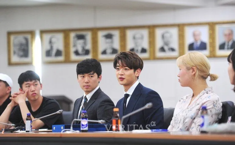 Minho saat dapat gelar kehormatan dari kampus © koreaboo.com