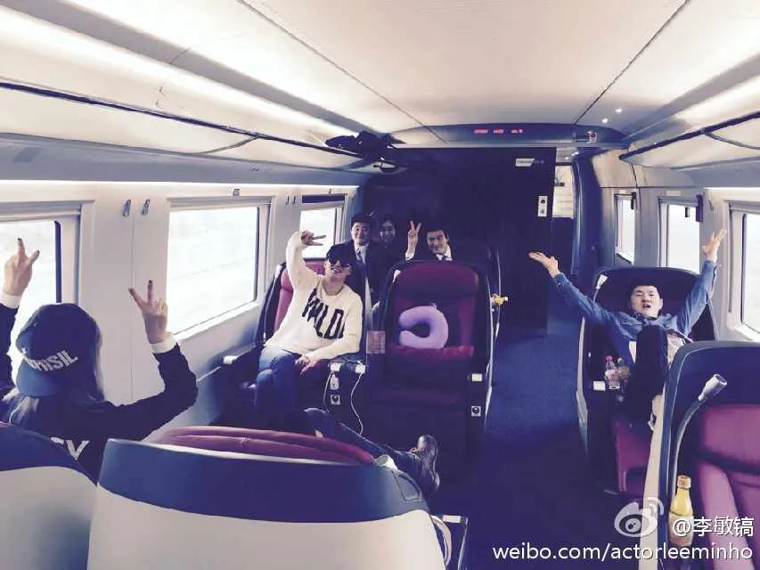 Lee Min Ho saat naik kereta dari Nanjing menuju ke Shanghai. Lee Min Ho Weibo®