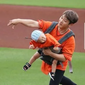 Minhwan dan putranya, Jaeyul (credit: allkpop.com)