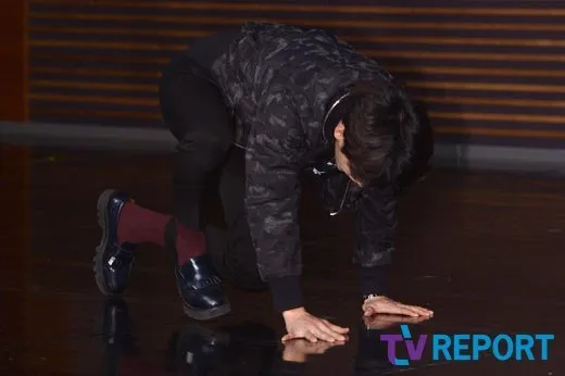 Minhyuk BTOB terpeleset jatuh saat konferensi pers. © TV Report