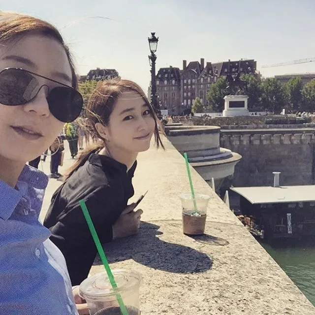 Lee Min Jung saat berjalan-jalan di Paris. ©Instagram/216jung