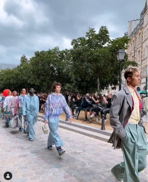 Jalan Bareng di Paris Fashion Week, Kris Wu dan Gigi Hadid Jadi Sorotan 