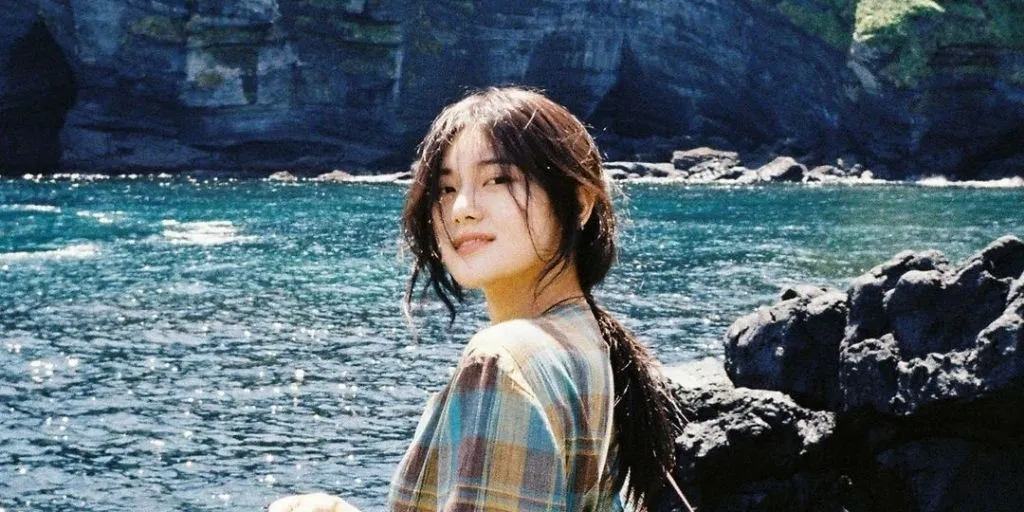 Minseo - Who&acirc;��s With Me dan Terjemahan