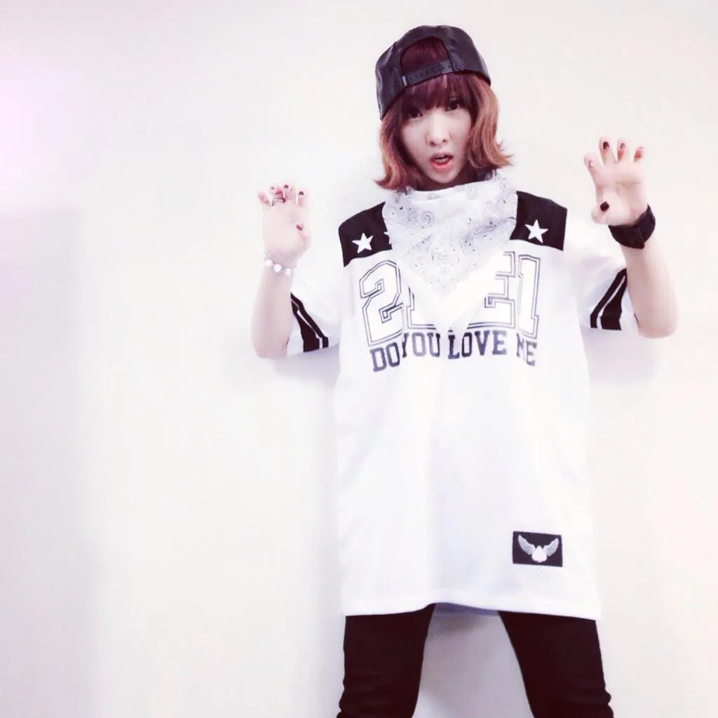 Minzy buktikan diri sebagai maknae yang cute.