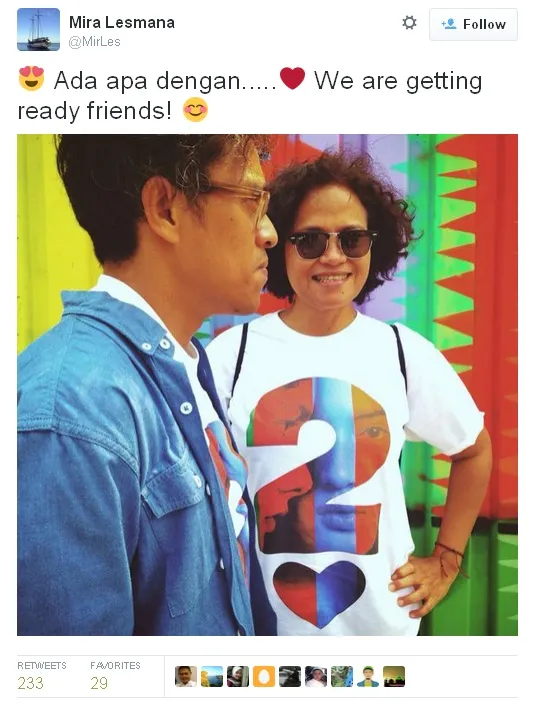 Mira dan Riri Riza memakai kaos bergambar logo AADC 2 © twitter/mirles