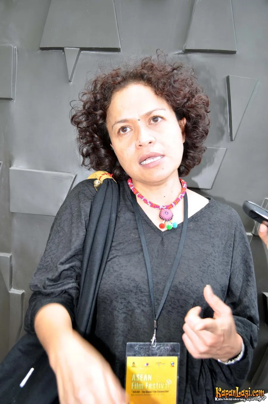 Mira Lesmana menjadi produser film SOKOLA RIMBA.