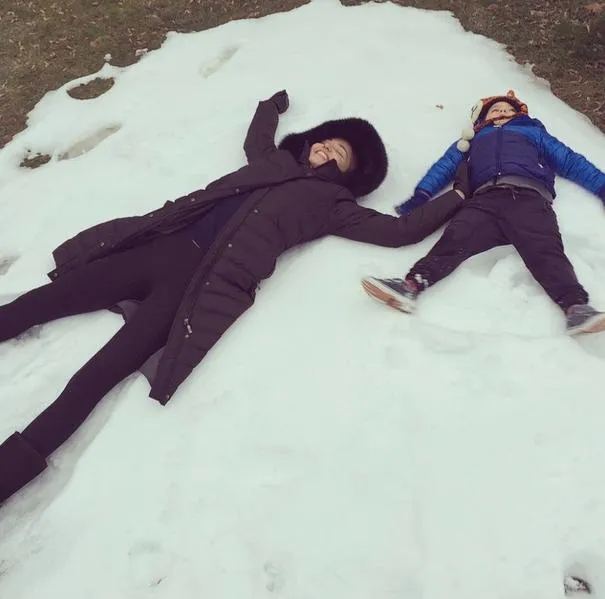 Kegembiraan Miranda dan Flynn ketika bermain salju @ instagram.com/mirandakerr