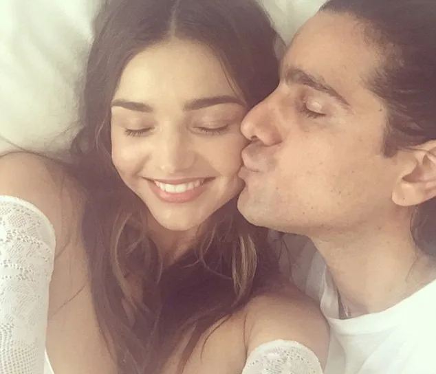 Miranda dicium mesra pria asing, siapa dia? @ instagram.com/mirandakerr