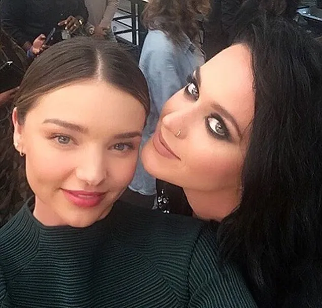 Dua wanita Orlando selfie bareng © dailymail.co.uk