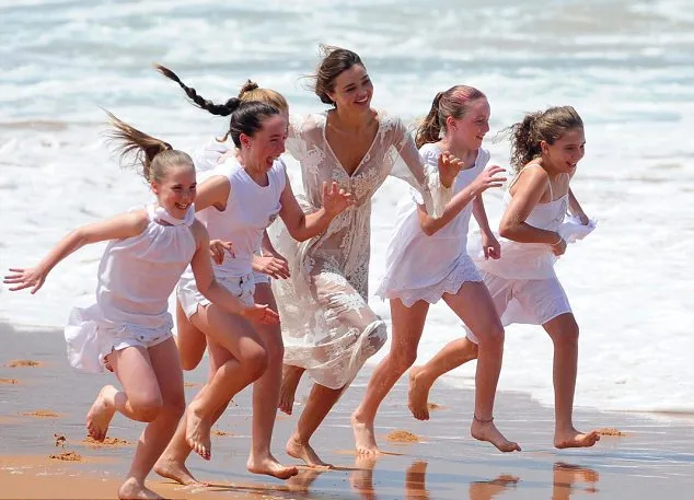Miranda Kerr dan model lainnya @ dailymail.co.uk