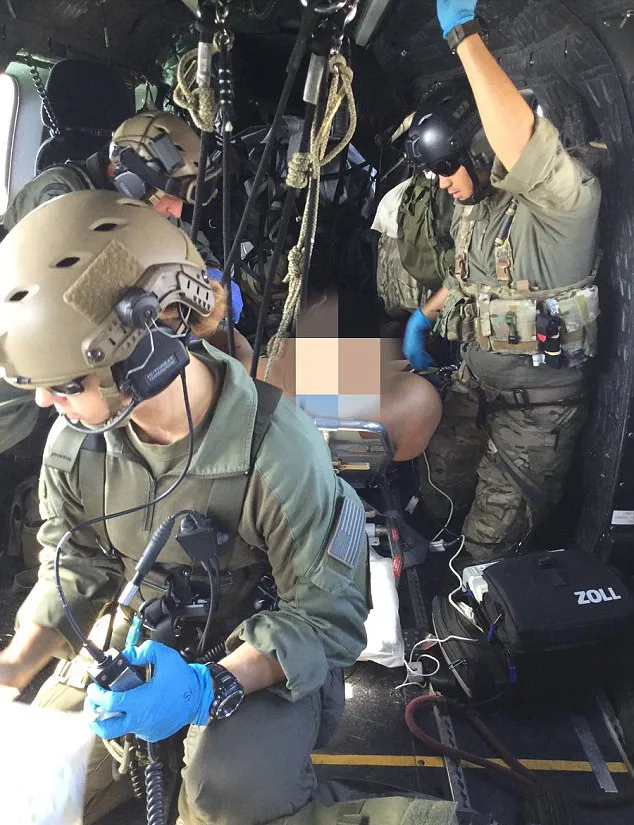 2 pria yang tumbang pun langsung dilarikan ke rumah sakit dengan air ambulance © dailymail.co.uk