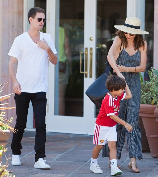 Mampukah Evan menjadi ayah yang baik bagi si kecil Flynn Bloom? © dailymail.co.uk