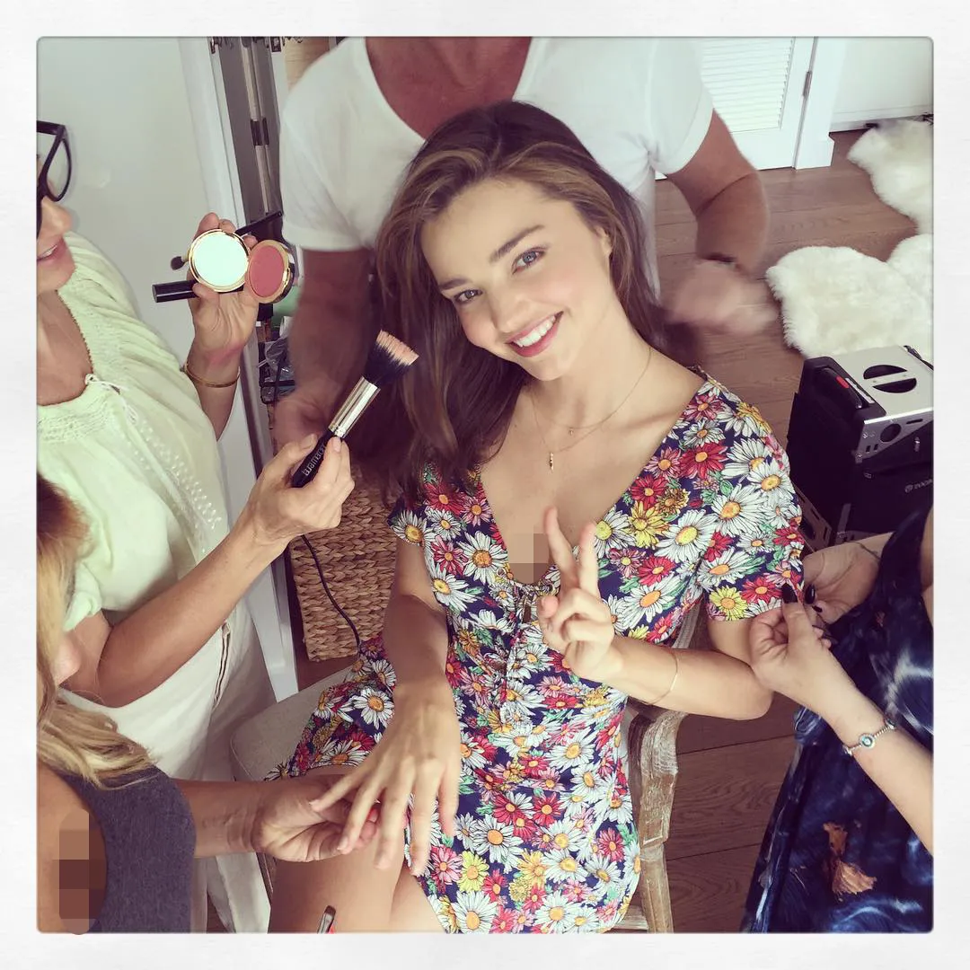 Miranda asyik berdandan dengan bantuan para make up artist @ instagram.com/mirandakerr