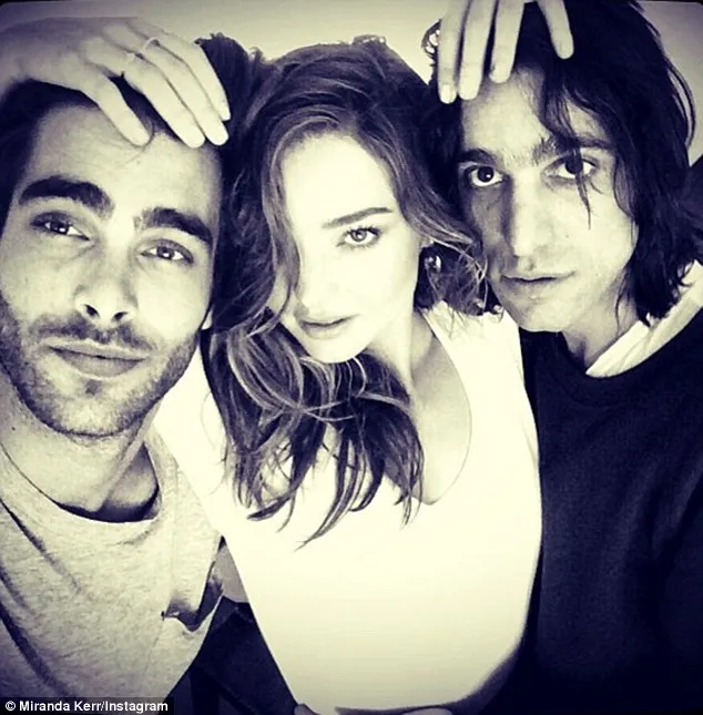 Miranda Kerr dan dua 'pria ganteng' @ dailymail.co.uk