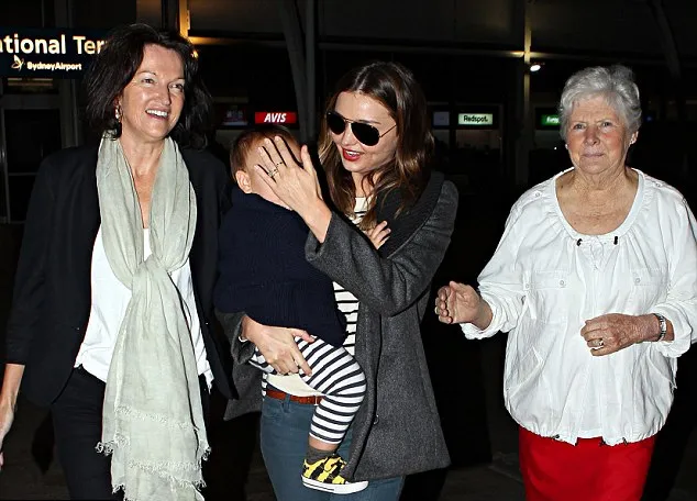 Miranda Kerr bersama ibu dan neneknya @ dailymail.co.uk