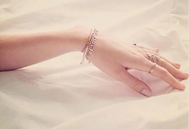 Tangan kiri Miranda Kerr @ digitalspy.co.uk