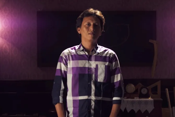 Tokoh figuran yang mengundang gelak tawa. (Courtesy of Youtube Tim2One)
