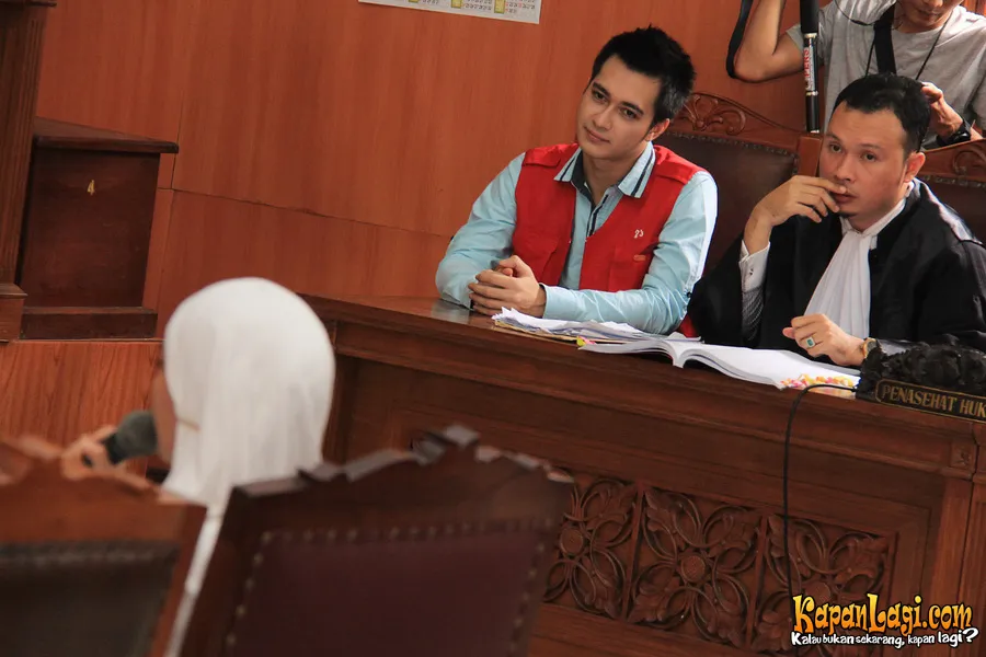 Benarkah Eza Gionino menggunakan kekuatan mistis dalam persidangan ini?