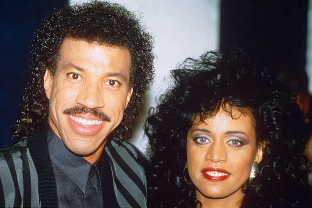 Lionel Richie dan Brenda @ dailymail.co.uk
