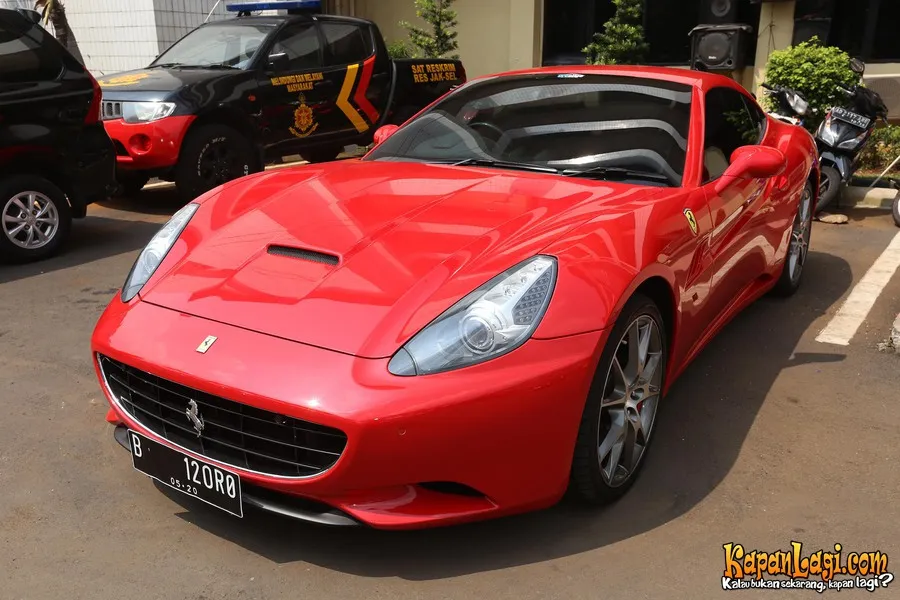 Ferrari Roro Fitria yang terparkir di Polres Jakarta Selatan. ©KapanLagi.com®/Budy Santoso