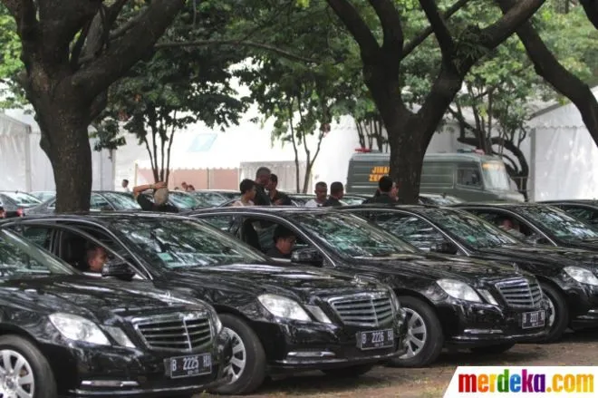 Raja Salman menyewa 360 mobil mewah tambahan sebagai alat transportasi di Indonesia bagi rombongannya © merdeka.com