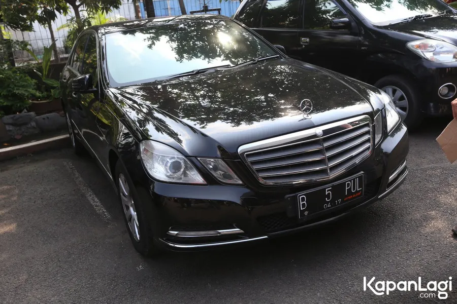 Mobil Mercy hitam milik Saipul Jamiell terparkir di Polsek Kelapa Gading/©KapanLagi.com®/Budy Santoso