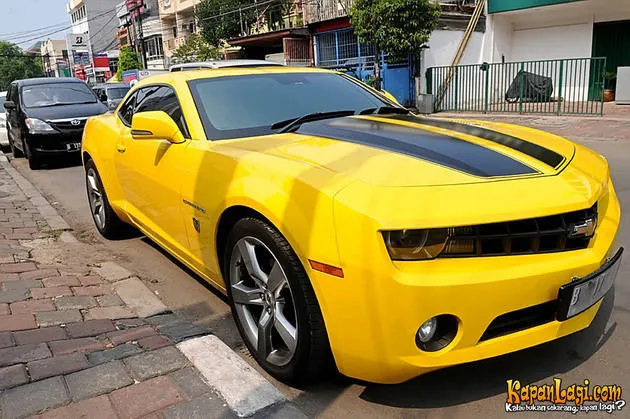 Mobil Chevrolet Camaro Raffi Ahmad sempat tertangkap kamera melanggar jalur khusus busway. ©KapanLagi.com®/Bambang E Ros