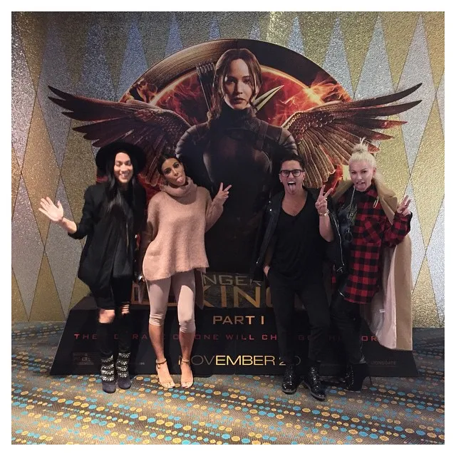 Tuh, Kim dan kawan-kawan sudah nonton MOCKINGJAY. (Instagram/Kimkardashian)