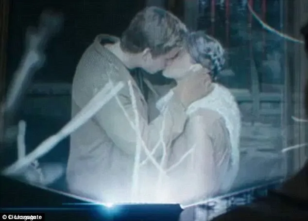 Adegan ciuman di MOCKINGJAY PART 1. (dok. Lionsgate)
