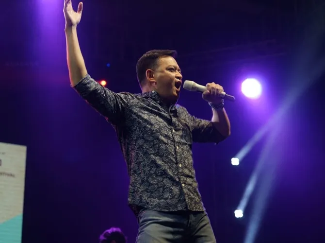 Penampilan Kahitna membuat penonton baper! © KapanLagi.com/Mathias Purwanto