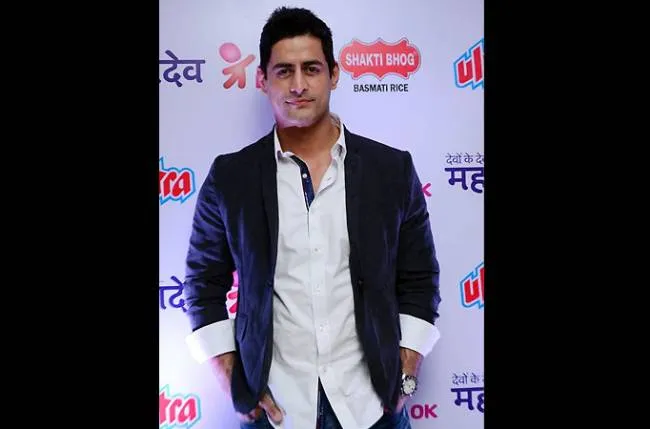Mohit Raina rupanya mulai terbuka soal asmara, namun ia masih tertutup jika ditanya soal Mouni Roy @tellychakkar.com
