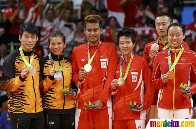 Owi-Butet bersama para peraih medali perak dan perunggu © Reuters
