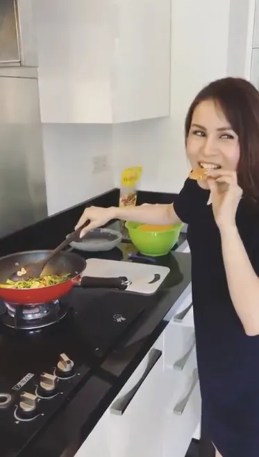 Setelah resmi jadi istri, Momo masak di dapur sambil nyemil ©instagram/therealmomogeisha
