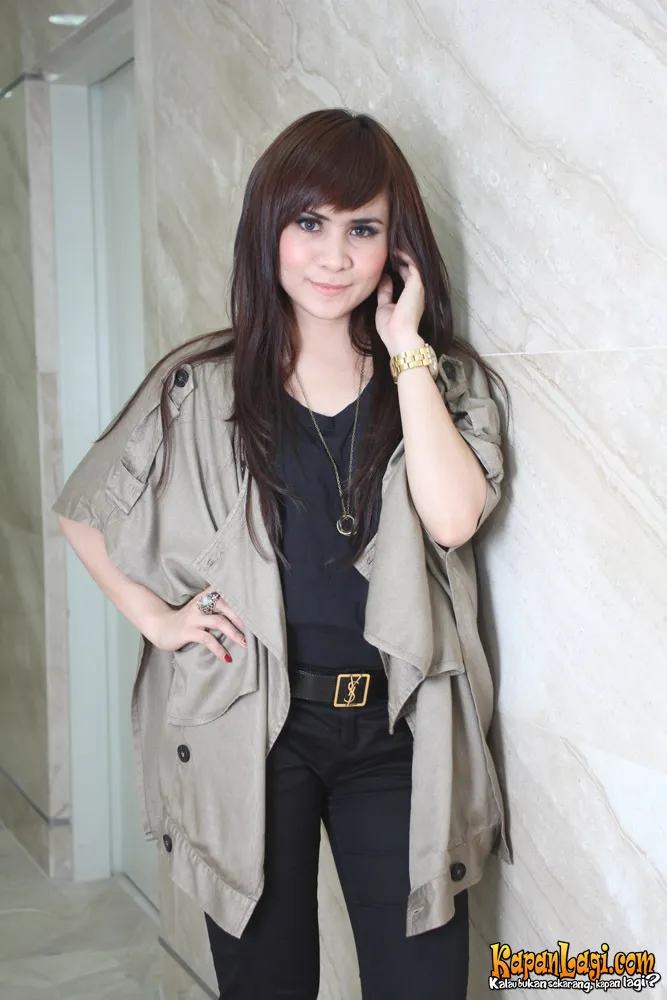 Momo Geisha tidak mengalami kesulitan untuk membintangi video klip Seharusnya Percaya.