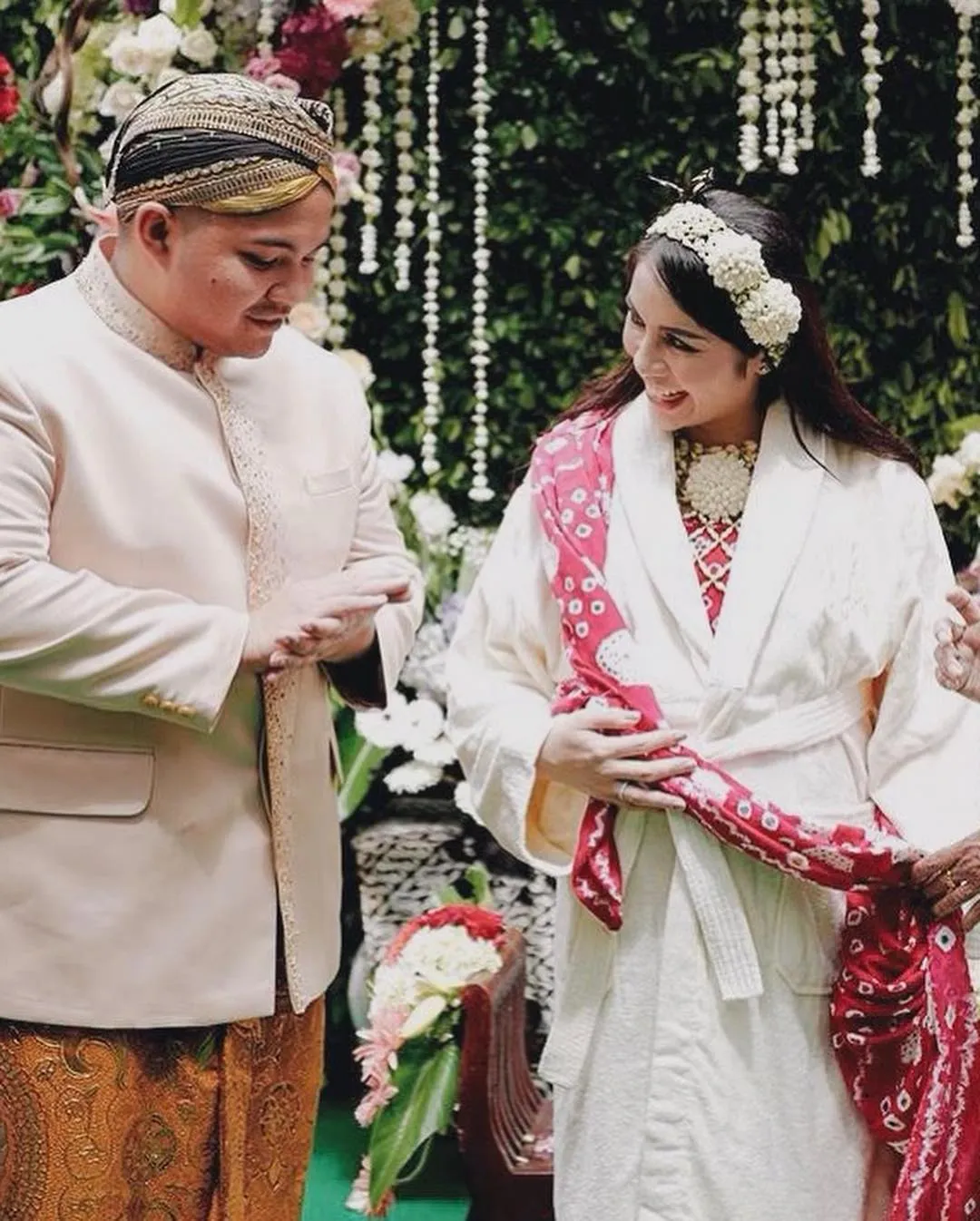 Momo tampil cantik di acara mitoni © instagram.com/therealmomogeisha