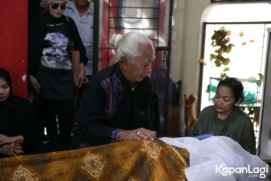 Nomo Koeswoyo mengungkap sebelum meninggal almarhum adiknya sempat meminta didoakan dalam bahasa Jawa. Cr: KapanLagi.com/Agus Apriyanto