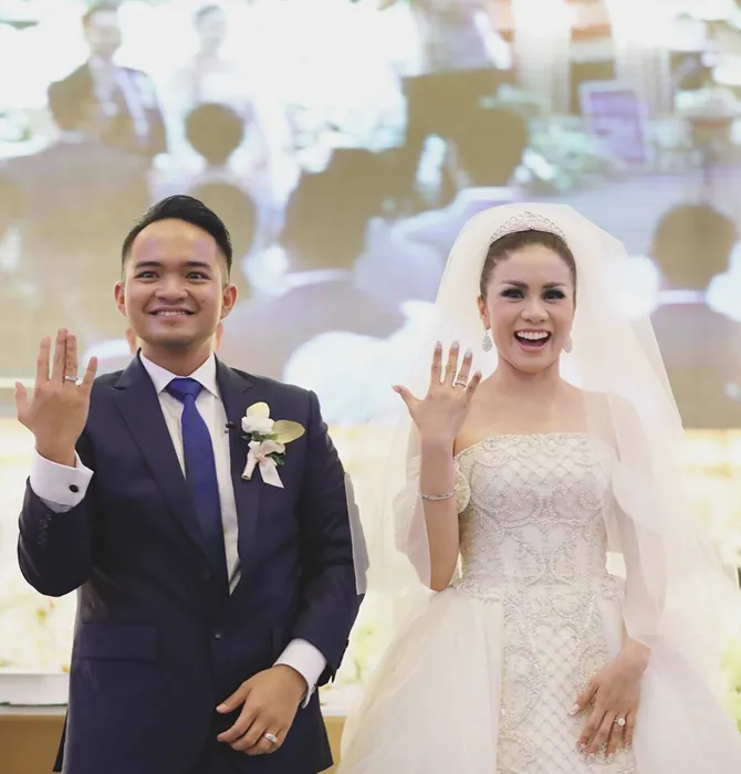 Momen manis pernikahan Momo dan Nicola. © Instagram/therealmomogeisha