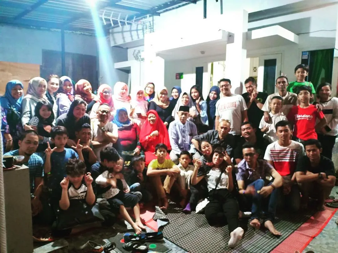 Mona pose bareng keluarga besar usai buka bersama © instagram.com/monaratuliu