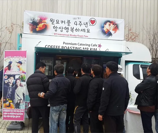 Para kru menikmati makanan yang dikirim oleh fans Monday Couple. @soompi.com