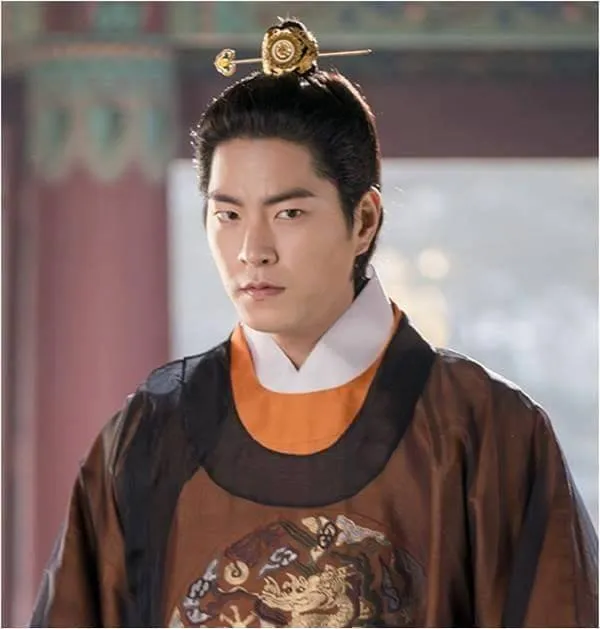 Walau jadi antagonis di Moon Lovers, tapi Hong Jong Hyun aslinya bersahabat dengan para lawan mainnya © SBS