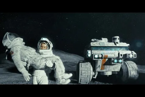 MOON (2009)