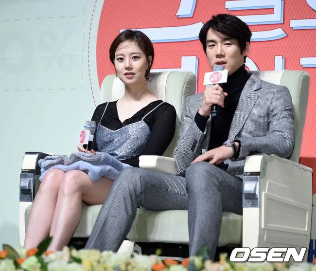 Moon Chae Won dan Yoo Yeon Seok saat konferensi pers film baru. © OSEN