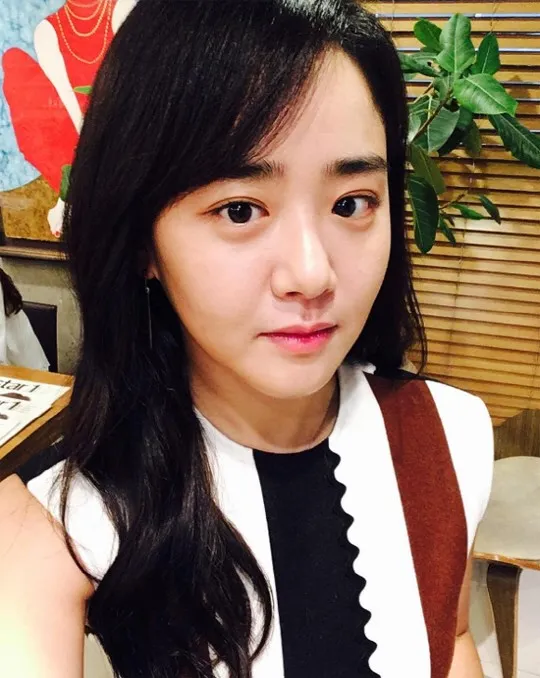 Selfie terbaru Moon Geun Young, makin cantik lovely dengan rambut panjang. ©Naver